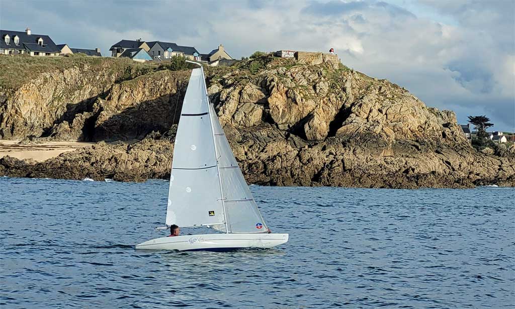 French Kiss voile Mini12 - entre la Varde et la plage du Pont St Malo